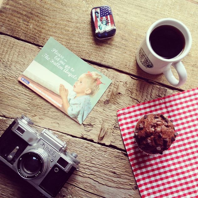 Old camera, cup of coffee, card and cupcake - бесплатный image #329119