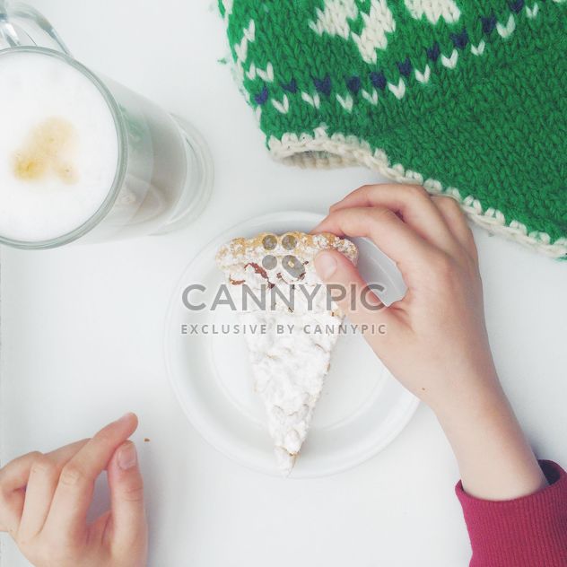 Child's hands with piece of pie on white background - Kostenloses image #329209