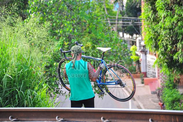 Man carries a bicycle - image #330349 gratis