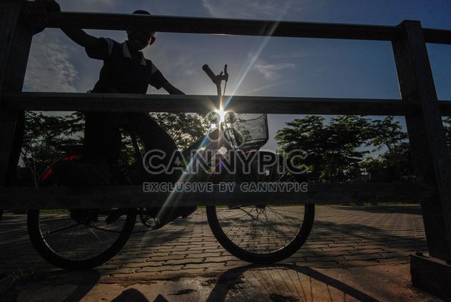 Kid riding a bicycle - image gratuit #330369 