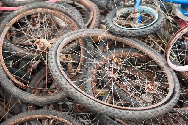 Old bicycle wheels - image #330379 gratis