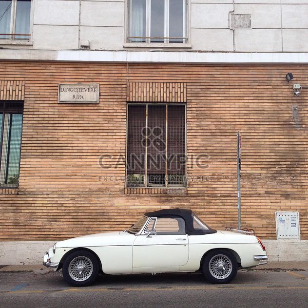 Retro white car near house - Kostenloses image #331539
