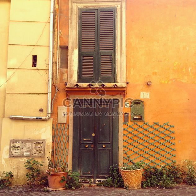 Door of house in Rome - image #331549 gratis