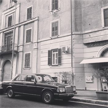 Mercedes parked near the house, black and white - бесплатный image #331669