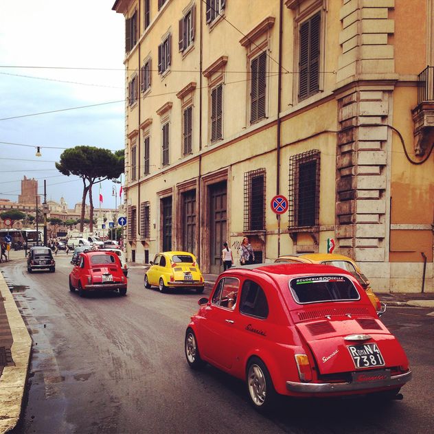 Colored Fiat cars on the road in the city, Italy - Kostenloses image #331919