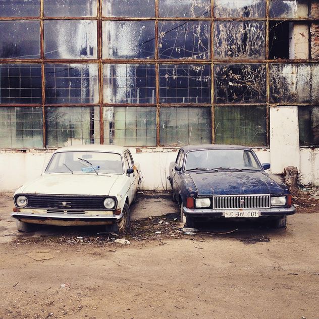 Old cars near abandoned building - бесплатный image #332139