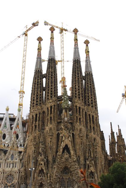Fasade of La Sagrada Familia in Barcelona - бесплатный image #332159