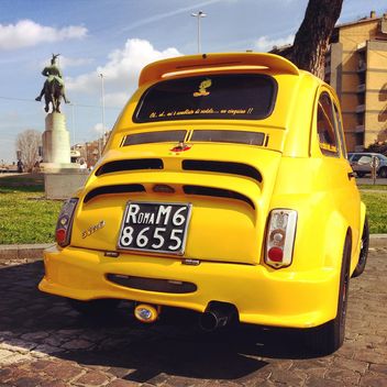 Bright yellow Fiat 500 - image #332179 gratis