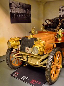 vintage cars in museum - image #334839 gratis