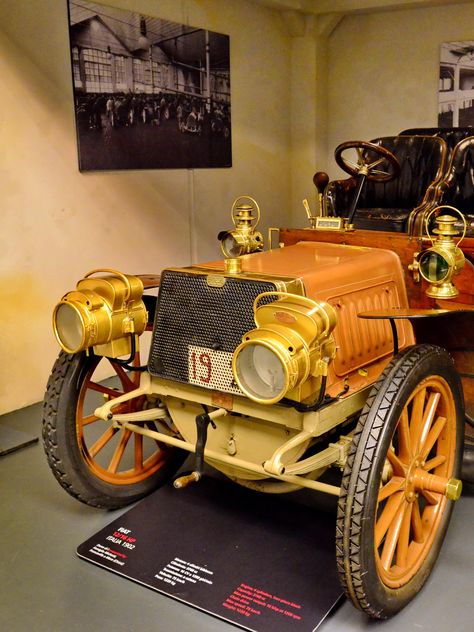 vintage cars in museum - image #334839 gratis