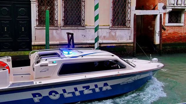 Police Boat on Venice channel - image #334969 gratis