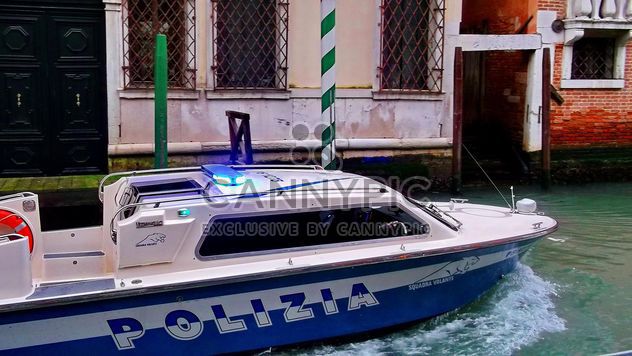 Police Boat on Venice channel - image #334969 gratis
