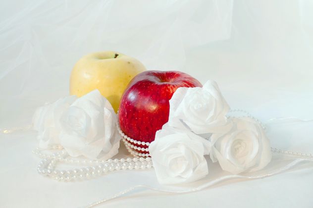 Apples, white roses and beads - бесплатный image #337829