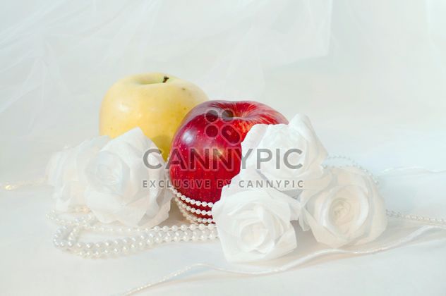 Apples, white roses and beads - image #337829 gratis