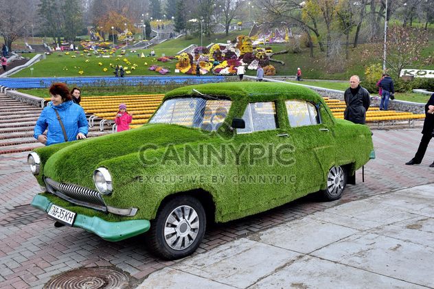 Car covered with ivy - бесплатный image #339149