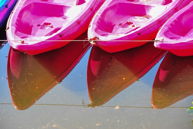 Pink kayaks in river - image gratuit #341279 
