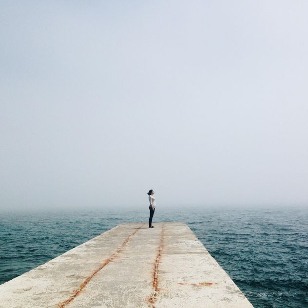 Girl on pier in sea - image #341339 gratis