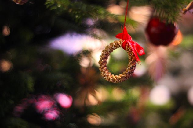Close up of Christmas golden toy on a tree - image gratuit #341459 