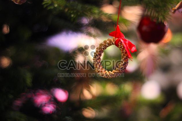 Close up of Christmas golden toy on a tree - бесплатный image #341459