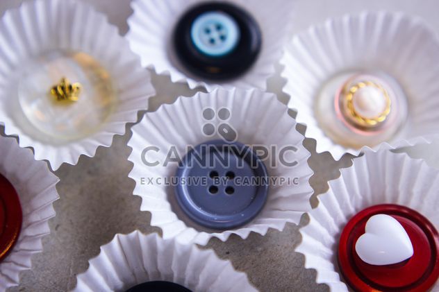 buttons in paper vase for cupcake - Kostenloses image #342089