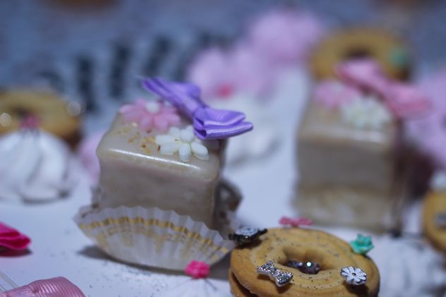 cookies decorated with flowers and ribbons - бесплатный image #342119