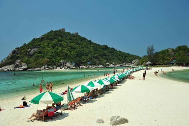 Crowdy beach on Nangyuan lsland in thailand - бесплатный image #344049