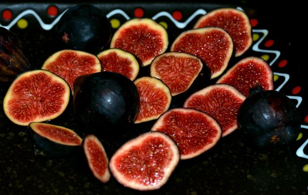 Plate with sweet ripe figs - image gratuit #344569 