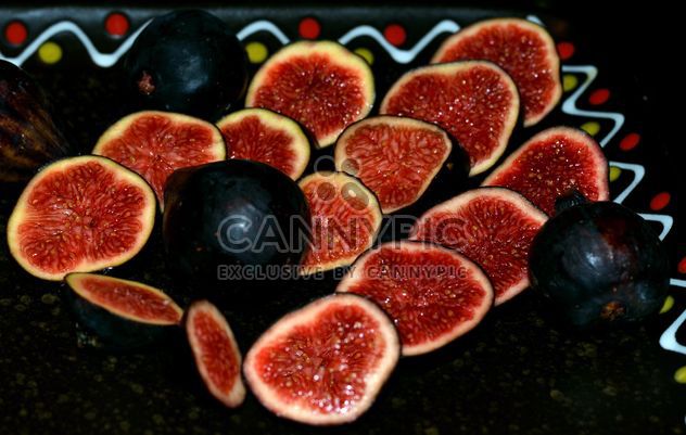 Plate with sweet ripe figs - image gratuit #344569 