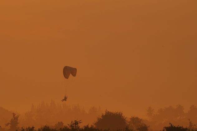 Flying paramotor in sky at sunset - Kostenloses image #347019