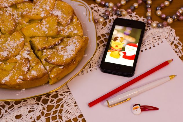 Apple pie, smartphone and paper on table - бесплатный image #347929