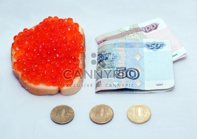 Money and sandwich with red caviar - image #347939 gratis
