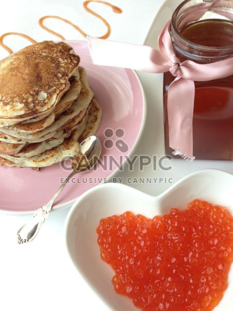 Pile of pancakes, jar of honey and caviar - бесплатный image #348389