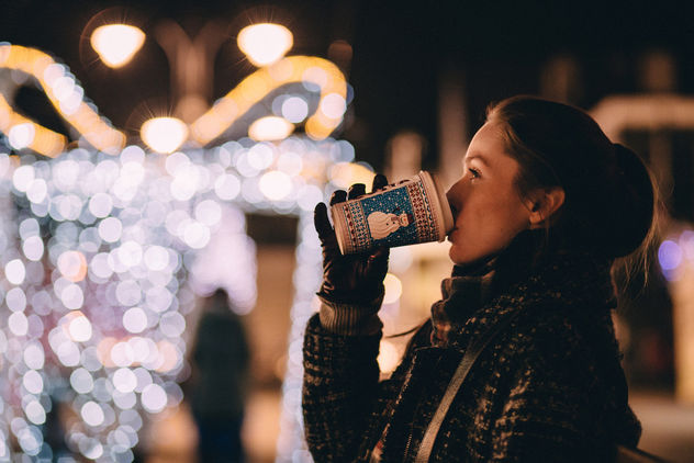 Girl drinking coffee in winter - Kostenloses image #407379