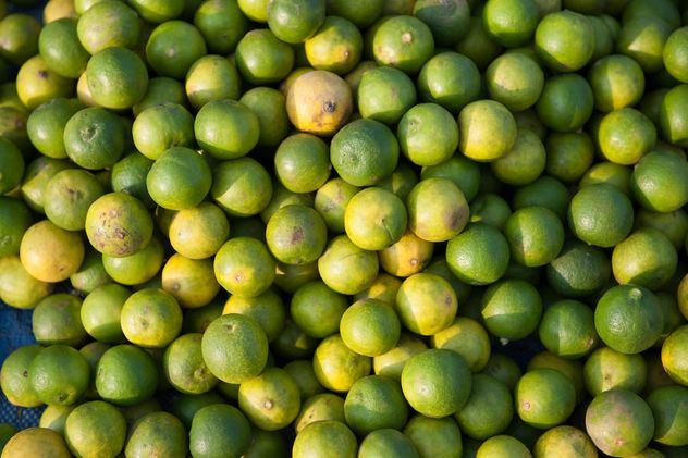 Display Of Green Lemons - image gratuit #409199 