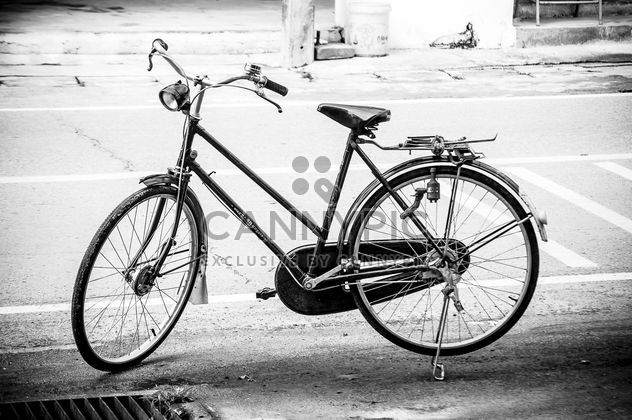 Bike on road in street - Kostenloses image #452379