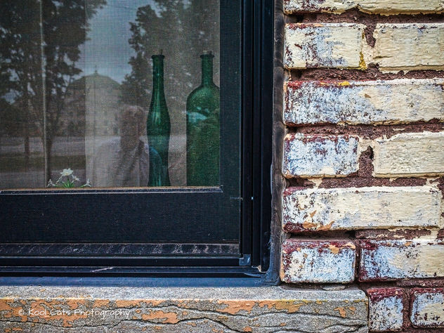Man reflected in the window - бесплатный image #461099