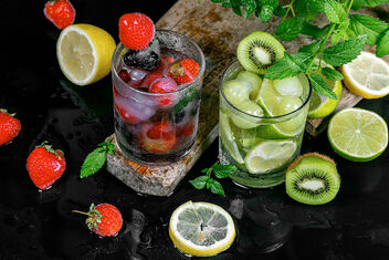 Summer fruit cocktails with ice, berries and mint - image gratuit #473539 
