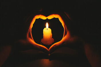 Heart-shaped hands and flame candle in darkness - image gratuit #474699 