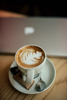 A beautifully prepared cafe latte closeup. - image #476989 gratis