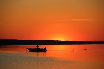 Troller and beautiful orange sunset - image #481659 gratis
